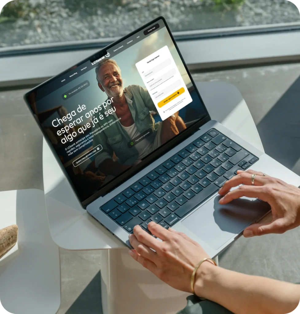 Laptop aberto exibindo site do LCbank com homem sorrindo