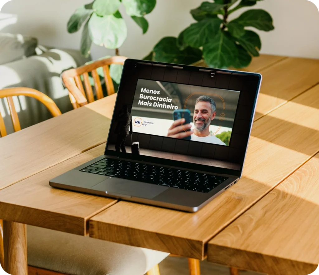 Laptop exibindo vídeo sobre menos burocracia e mais dinheiro
